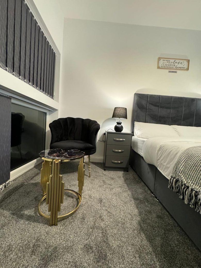 Superior double room seating and bed area at Icon Residencia