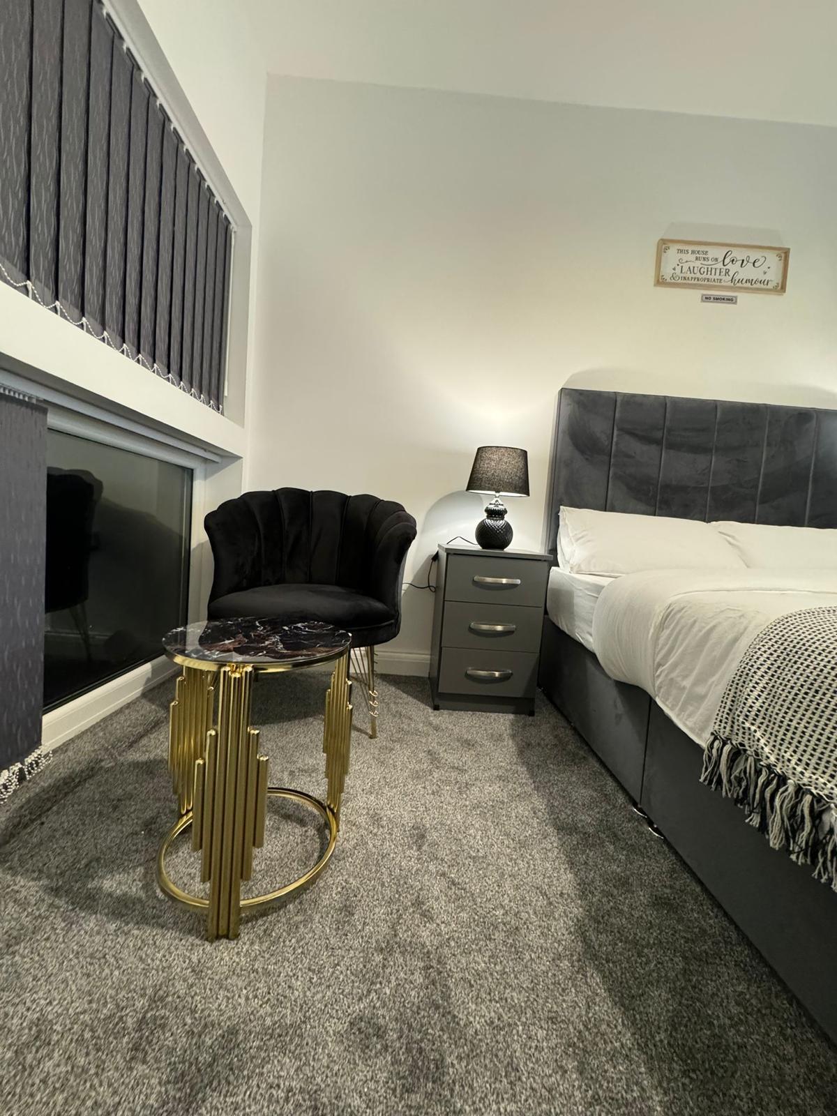 Superior double room seating and bed area at Icon Residencia