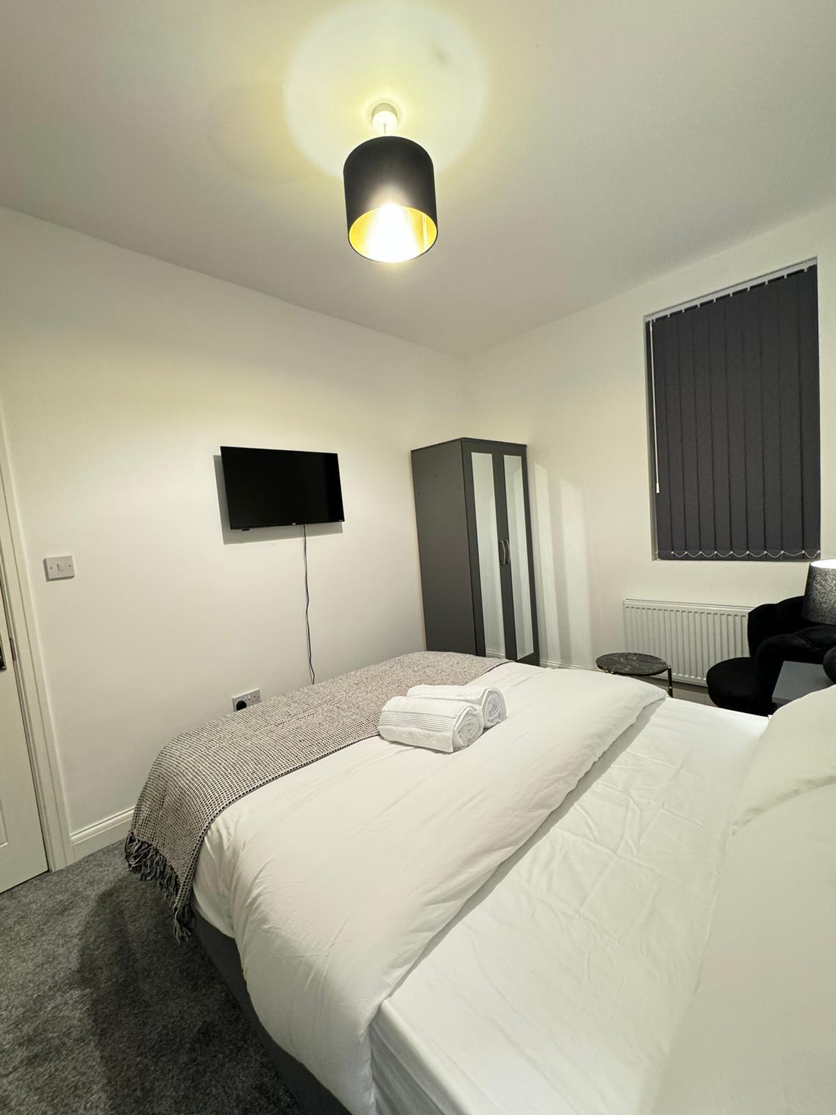 Double room with television at Icon Residencia