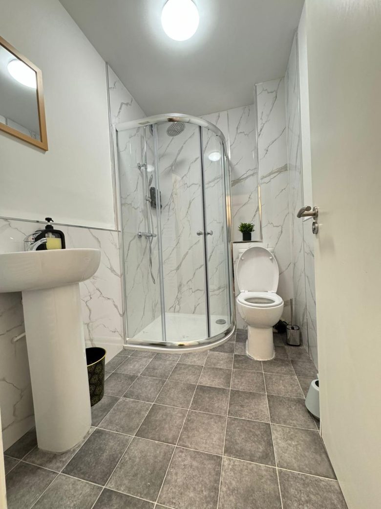Shared bathroom facilities at Icon Residencia